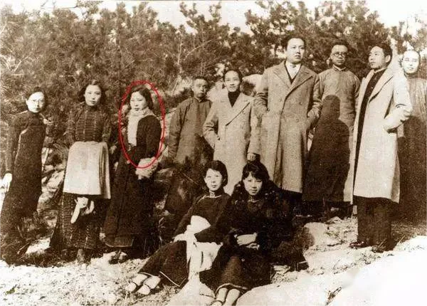 毛泽东说：“是非窝，尽伤人！等我死后人家得把江青整死”
