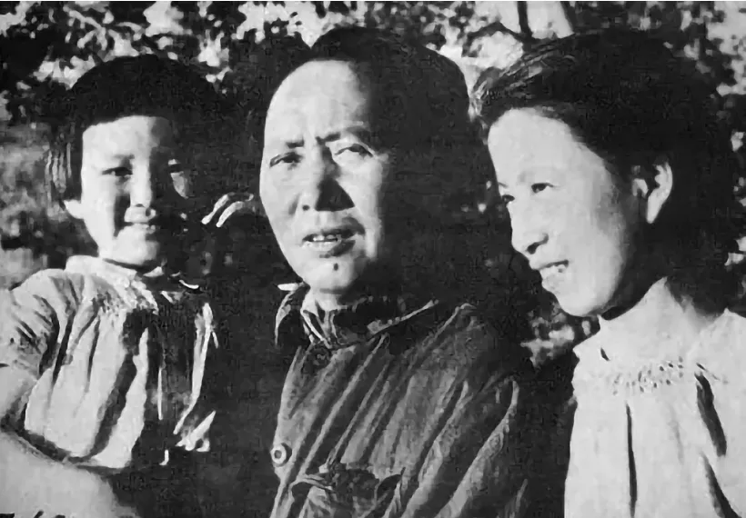 毛泽东说：“是非窝，尽伤人！等我死后人家得把江青整死”