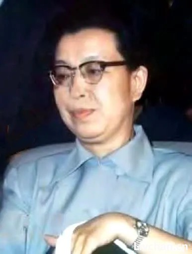 毛泽东说：“是非窝，尽伤人！等我死后人家得把江青整死”