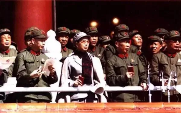 毛泽东说：“是非窝，尽伤人！等我死后人家得把江青整死”