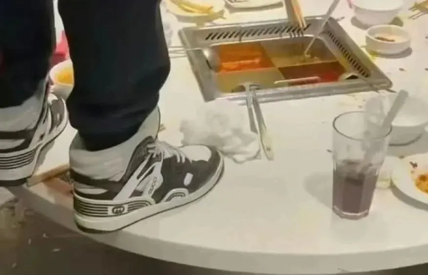 海底捞，栽在两个17岁男孩身上