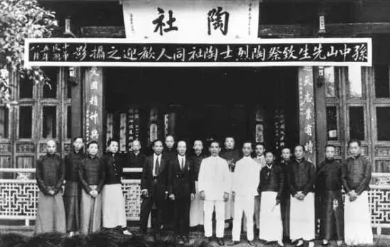 一个黑帮组织如何控制一座城市？