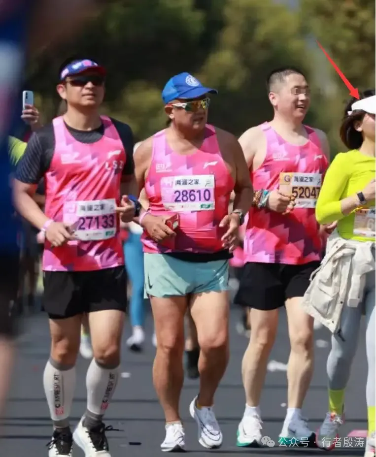 马拉松“亲密”事件反转，绝不是普通的瓜