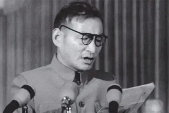 三句话，陈云让华国锋主动辞去主席职务，叶剑英当场落泪