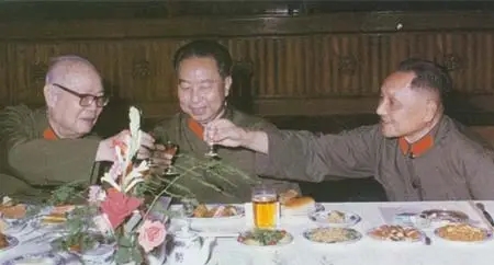 邓小平挑战“两个凡是” 的政治艺术
