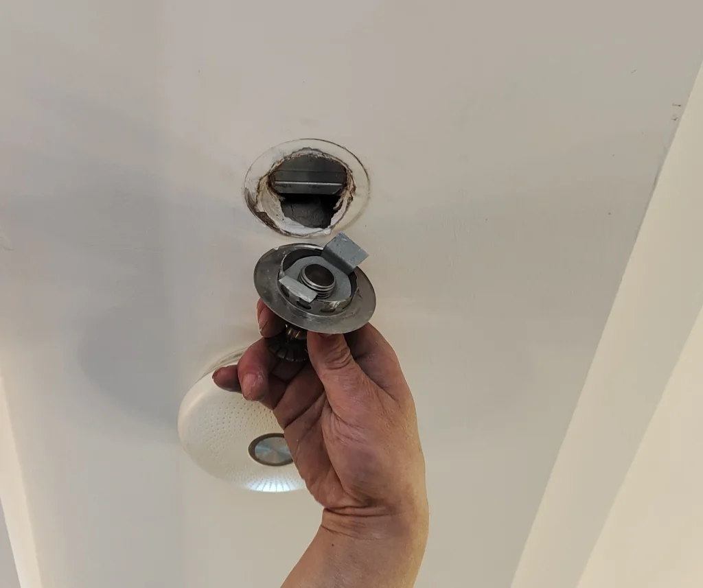 太原一酒店所有消防喷淋头全是摆设，加盟经理：只要有证，不看证的真假