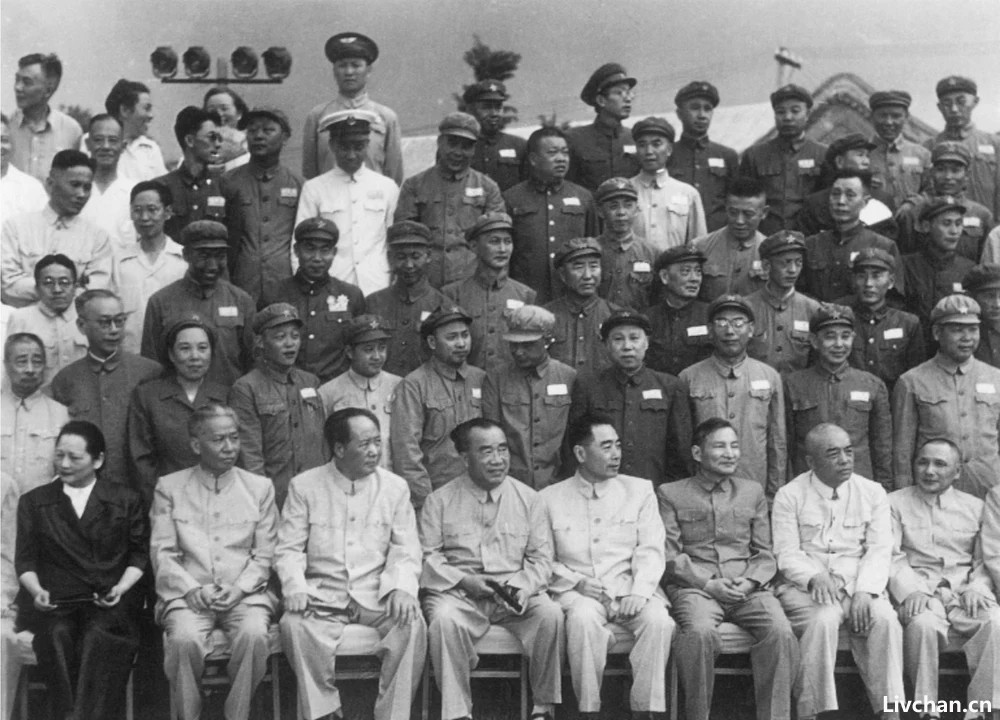 “文革”期间毛泽东为何对邓小平总是留有余地？