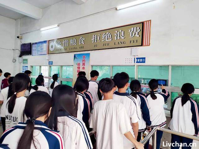 “小官巨贪校长”，让乡镇初中生吃不饱