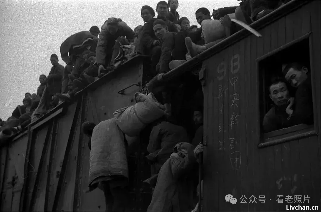 1942,饥饿的孩子和扒火车逃荒的人们