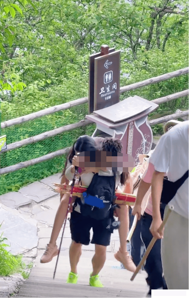抱扛背！峨眉山陪爬服务女游客被指“擦边”，律师：存有偿陪侍风险，可签协议保障权益
