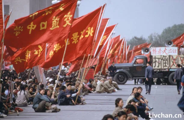老师办公桌被我贴上了封条