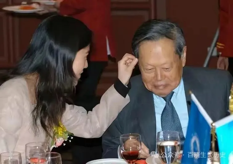 “巨星陨落”杨澜采访杨振宁：您去世后，翁帆怎么办？他的回答令翁帆泪眼婆娑