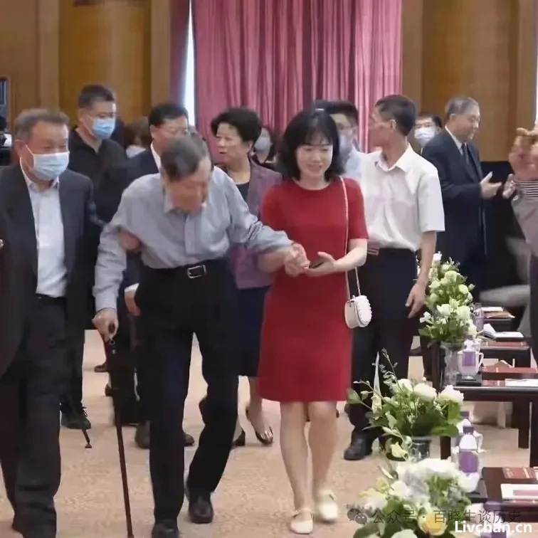 “巨星陨落”杨澜采访杨振宁：您去世后，翁帆怎么办？他的回答令翁帆泪眼婆娑