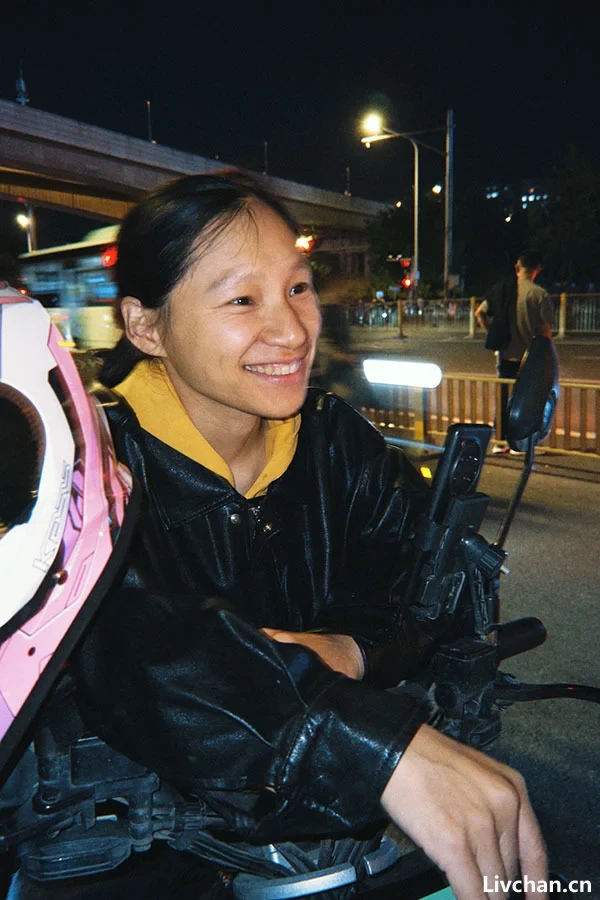 “父亲眼中我像是在做小姐”,女骑手将经历写成书:跑外卖会上瘾 “父亲眼中我像是在做小姐”,女骑手将经历写成书:跑外卖会上瘾