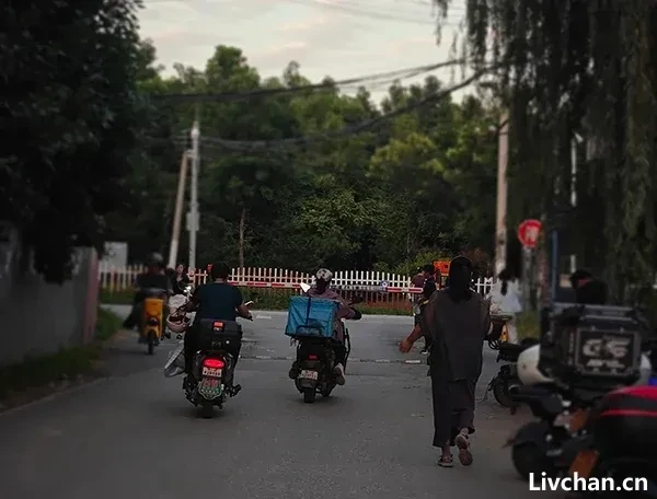 “父亲眼中我像是在做小姐”,女骑手将经历写成书:跑外卖会上瘾